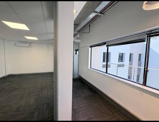 585M² OFFICE TO LET IN VORNA VALLEY
